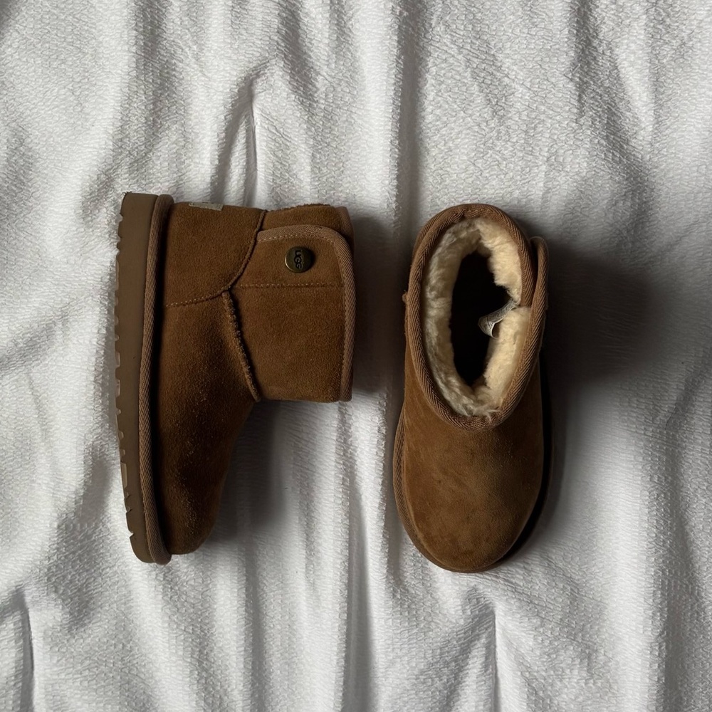 Girls UGG boots.  
Brown 
Size 12